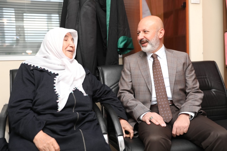 BAŞKAN ÇOLAKBAYRAKDAR, PERSONELİYLE VE VATANDAŞLARLA BAYRAMLAŞTI