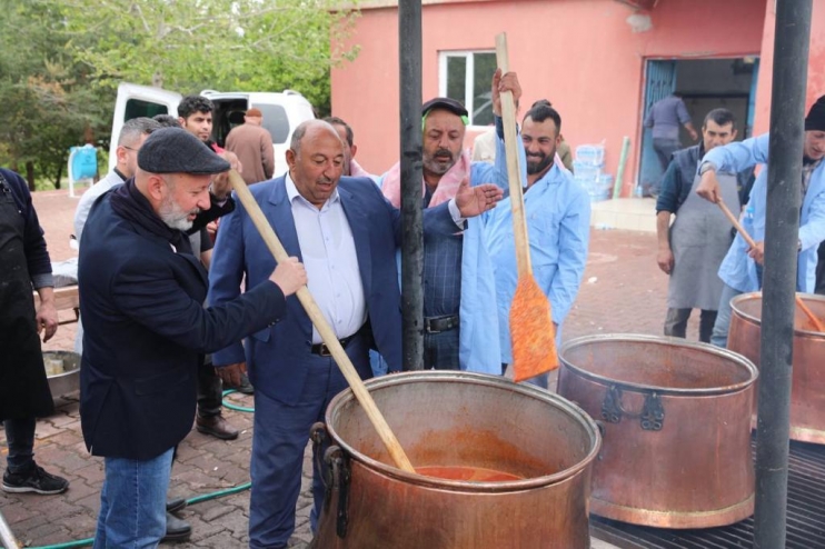 BAŞKAN ÇOLAKBAYRAKDAR, ŞÜKÜR SOFRASINDA VATANDAŞLARLA BULUŞTU
