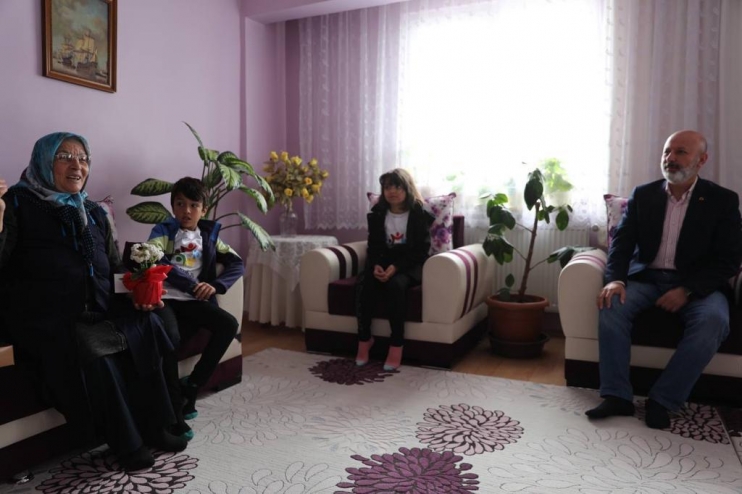 BAŞKAN ÇOLAKBAYRAKDAR’DAN ANNELER GÜNÜ’NDE ANLAMLI ZİYARET