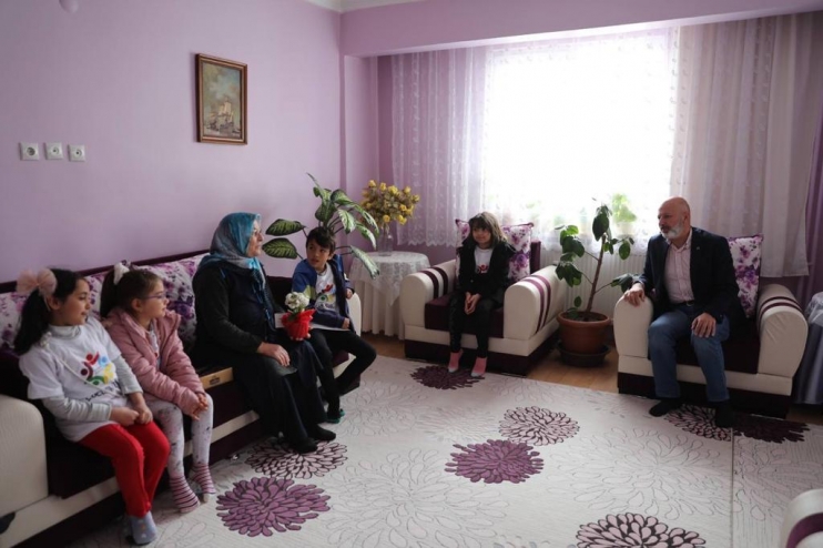 BAŞKAN ÇOLAKBAYRAKDAR’DAN ANNELER GÜNÜ’NDE ANLAMLI ZİYARET