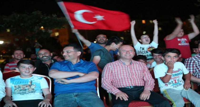 MİLLİ MAÇI BAŞKAN ÇOLAKBAYRAKDAR İLE DEV EKRANDA İZLEDİLER