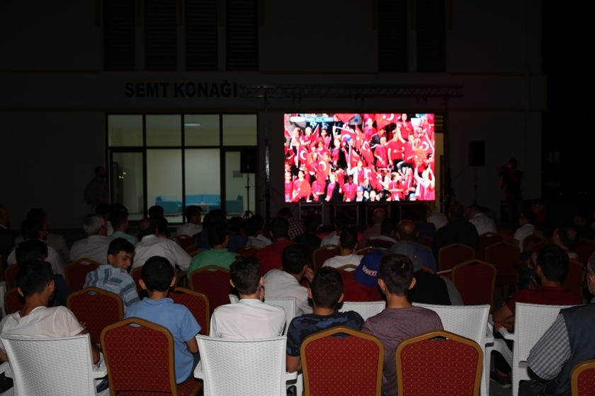 MİLLİ MAÇI BAŞKAN ÇOLAKBAYRAKDAR İLE DEV EKRANDA İZLEDİLER
