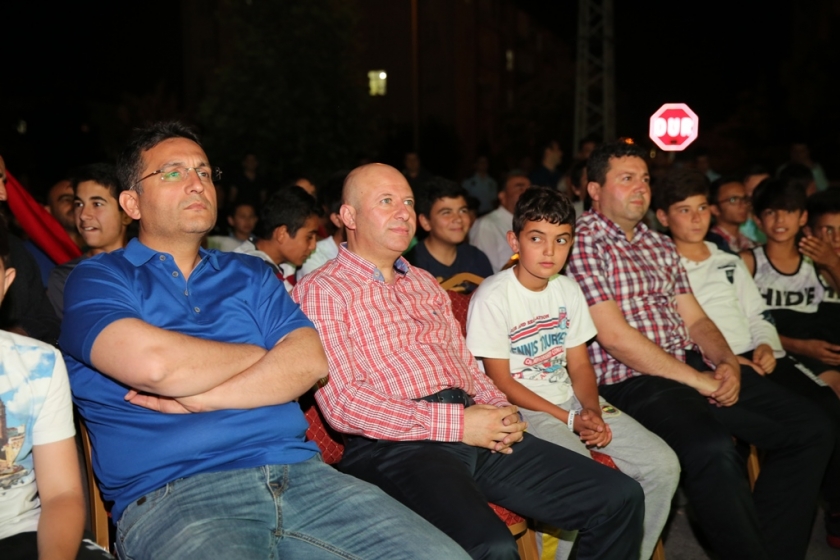 MİLLİ MAÇI BAŞKAN ÇOLAKBAYRAKDAR İLE DEV EKRANDA İZLEDİLER