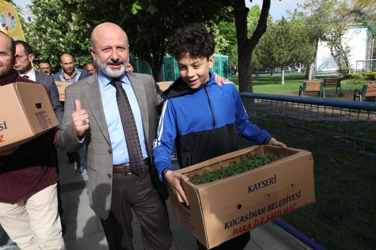 KOCASİNAN’IN ORGANİK DOMATES FİDESİNE VATANDAŞLARDAN BÜYÜK İLGİ