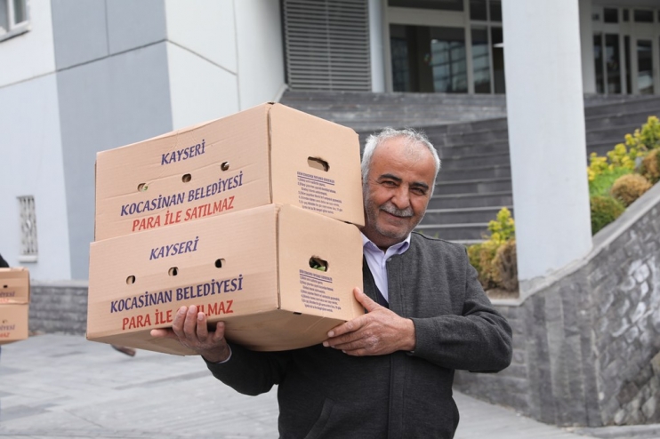 KOCASİNAN’IN ORGANİK DOMATES FİDESİNE VATANDAŞLARDAN BÜYÜK İLGİ