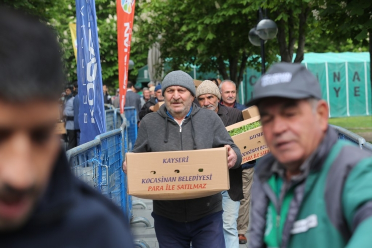 KOCASİNAN’IN ORGANİK DOMATES FİDESİNE VATANDAŞLARDAN BÜYÜK İLGİ