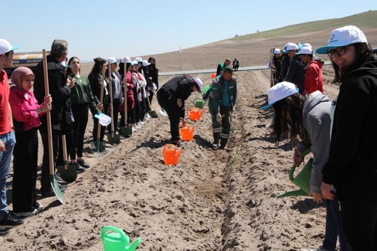 BAŞKAN ÇOLAKBAYRAKDAR, ENGELLİLER HAFTASINI FİDANLARLA TAÇLANDIRDI