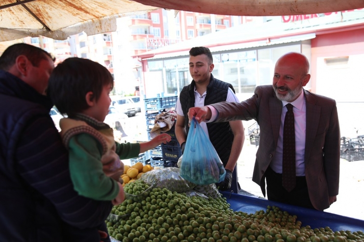 BAŞKAN ÇOLAKBAYRAKDAR’A ERTUĞRULGAZİ PAZARINDA SEVGİ SELİ