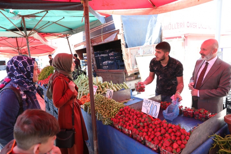 BAŞKAN ÇOLAKBAYRAKDAR’A ERTUĞRULGAZİ PAZARINDA SEVGİ SELİ