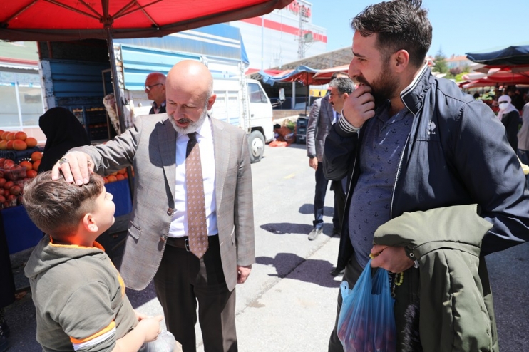 BAŞKAN ÇOLAKBAYRAKDAR’A ERTUĞRULGAZİ PAZARINDA SEVGİ SELİ