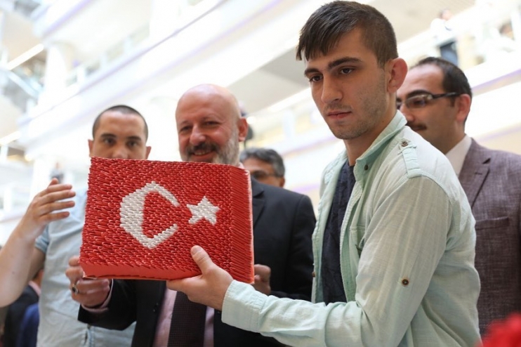 BAŞKAN ÇOLAKBAYRAKDAR’DAN ÖZEL ÇOCUKLARIN ÖZEL SERGİSİNE DAVET