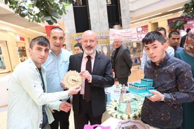 BAŞKAN ÇOLAKBAYRAKDAR’DAN ÖZEL ÇOCUKLARIN ÖZEL SERGİSİNE DAVET