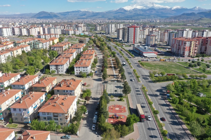 BAŞKAN ÇOLAKBAYRAKDAR, “PARKLAR, İLÇENİN ÇEHRESİNİ DEĞİŞTİRİYOR VE GÜZELLEŞTİRİYOR”