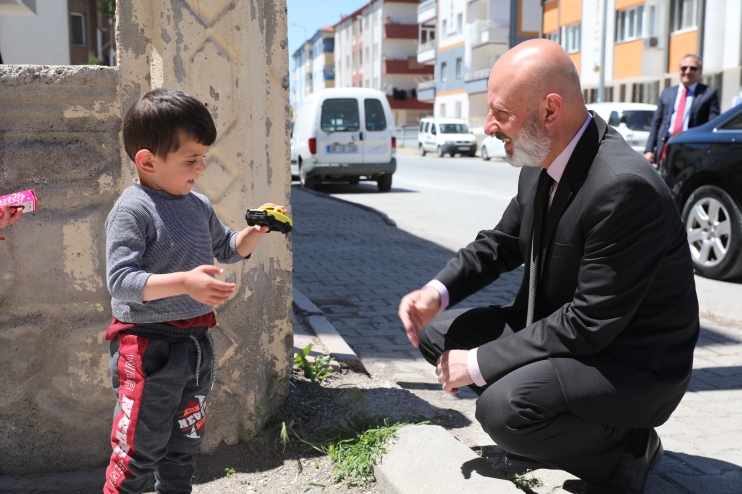 BAŞKAN ÇOLAKBAYRAKDAR, “TURGUTREİS MAHALLESİ’Nİ DE YENİLİYORUZ”