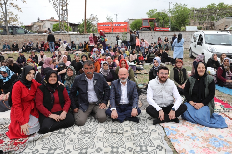 BAŞKAN ÇOLAKBAYRAKDAR’IN ÇOCUK SEVGİSİ, ÇOCUKLARIN DA BAŞKAN SEVGİSİ