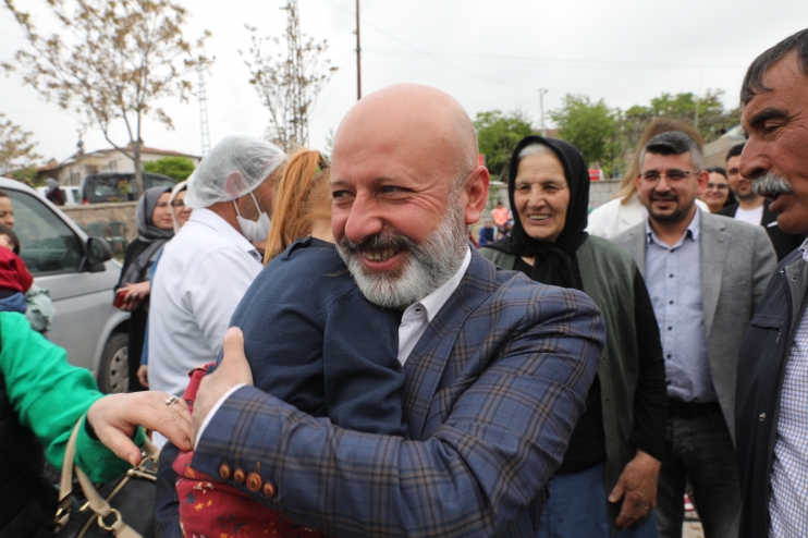 BAŞKAN ÇOLAKBAYRAKDAR’IN ÇOCUK SEVGİSİ, ÇOCUKLARIN DA BAŞKAN SEVGİSİ