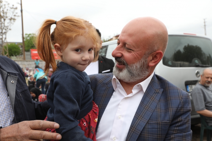BAŞKAN ÇOLAKBAYRAKDAR’IN ÇOCUK SEVGİSİ, ÇOCUKLARIN DA BAŞKAN SEVGİSİ
