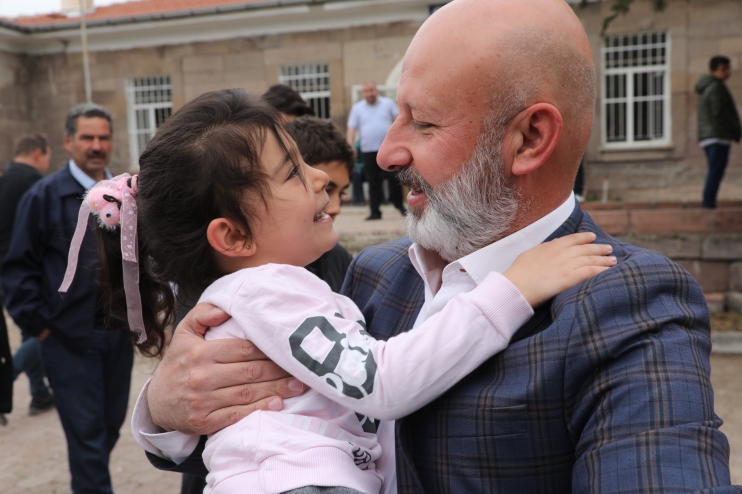 BAŞKAN ÇOLAKBAYRAKDAR’IN ÇOCUK SEVGİSİ, ÇOCUKLARIN DA BAŞKAN SEVGİSİ