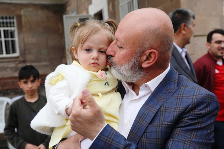 BAŞKAN ÇOLAKBAYRAKDAR’IN ÇOCUK SEVGİSİ, ÇOCUKLARIN DA BAŞKAN SEVGİSİ