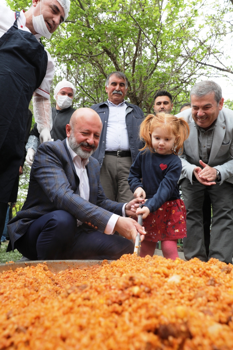 BAŞKAN ÇOLAKBAYRAKDAR’IN ÇOCUK SEVGİSİ, ÇOCUKLARIN DA BAŞKAN SEVGİSİ