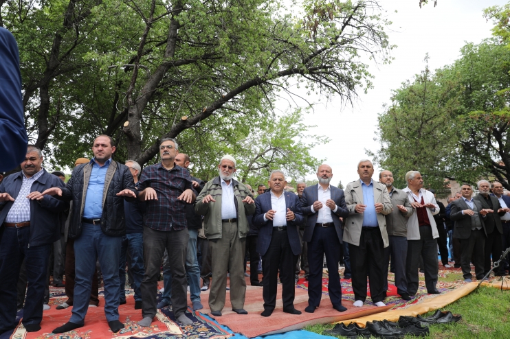 BAŞKAN ÇOLAKBAYRAKDAR’IN ÇOCUK SEVGİSİ, ÇOCUKLARIN DA BAŞKAN SEVGİSİ