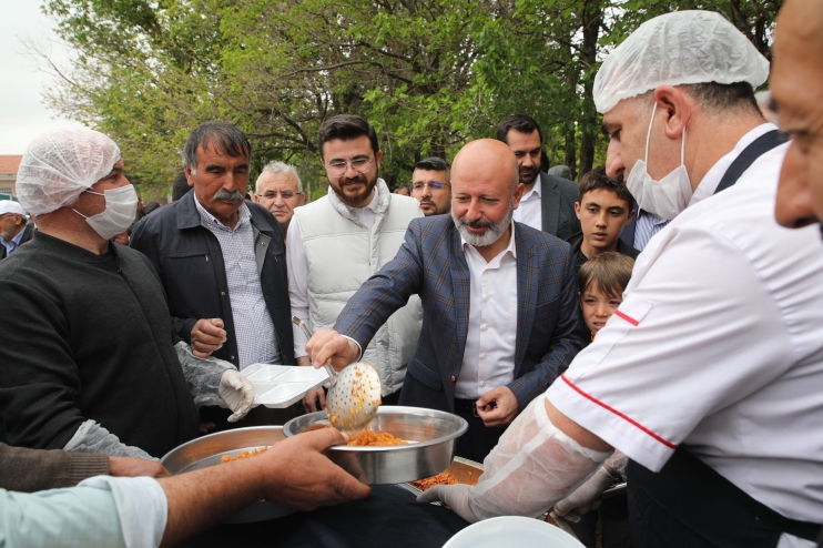 BAŞKAN ÇOLAKBAYRAKDAR’IN ÇOCUK SEVGİSİ, ÇOCUKLARIN DA BAŞKAN SEVGİSİ