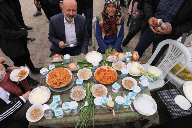 BAŞKAN ÇOLAKBAYRAKDAR’IN ÇOCUK SEVGİSİ, ÇOCUKLARIN DA BAŞKAN SEVGİSİ
