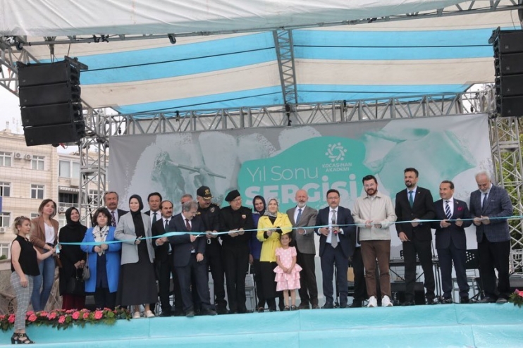 KOCASİNAN AKADEMİ’DEN GÖZ KAMAŞTIRAN YIL SONU SERGİSİ AÇILDI