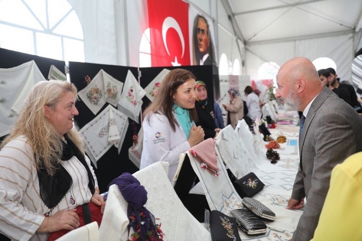 KOCASİNAN AKADEMİ’DEN GÖZ KAMAŞTIRAN YIL SONU SERGİSİ AÇILDI