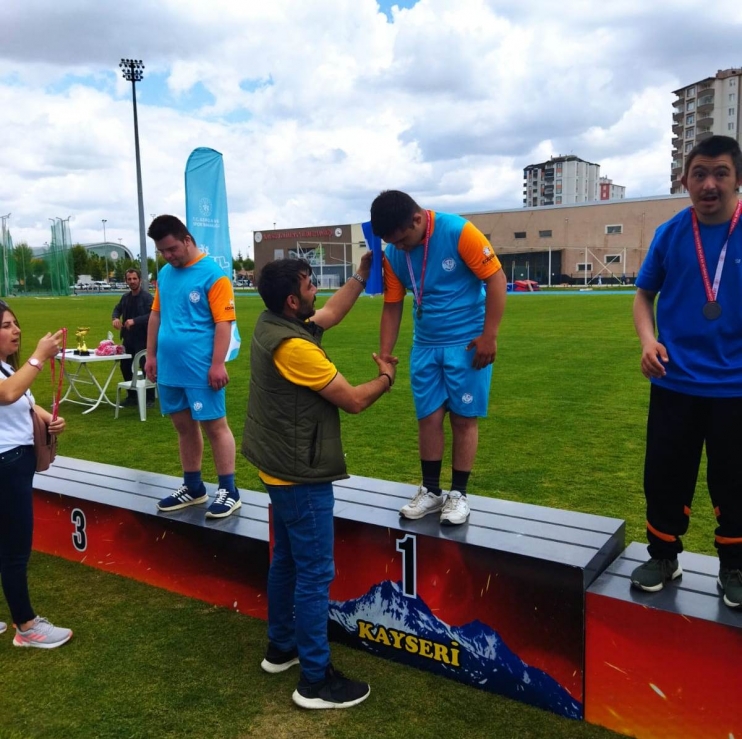KOCASİNAN’IN ÖZEL SPORCULARI, MADALYALARA AMBARGO KOYDU