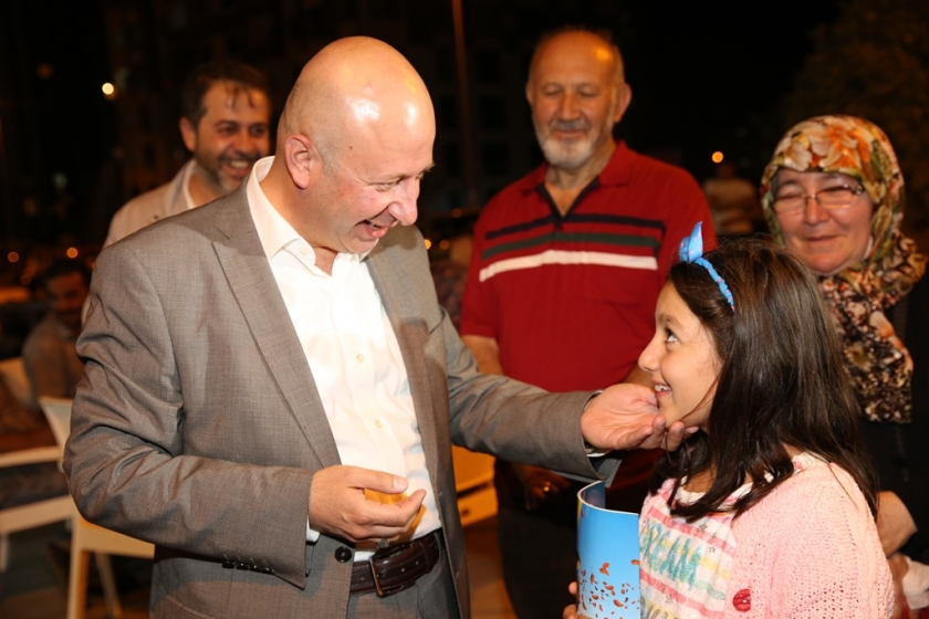 BAŞKAN ÇOLAKBAYRAKDAR GÜL PARK’TA VATANDAŞLARLA BİRLİKTE