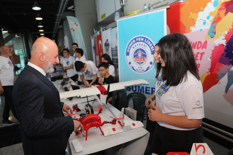 SINIR TANIMAYAN TEKNOLOJİ FESTİVALİ ‘KOCAFEST’TE GENÇLERİN HAYALLERİ GERÇEKLEŞİYOR
