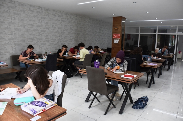 BAŞKAN ÇOLAKBAYRAKDAR, SINAVA GİRECEK ÖĞRENCİLERE BAŞARILAR DİLEDİ