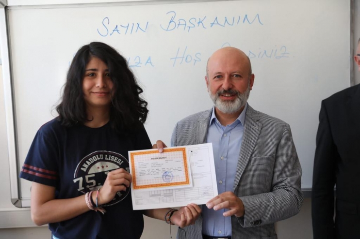 BAŞKAN ÇOLAKBAYRAKDAR, ÖĞRENCİLERİN KARNE SEVİNCİNE ORTAK OLDU