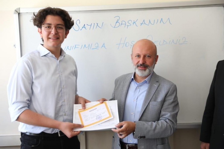 BAŞKAN ÇOLAKBAYRAKDAR, ÖĞRENCİLERİN KARNE SEVİNCİNE ORTAK OLDU