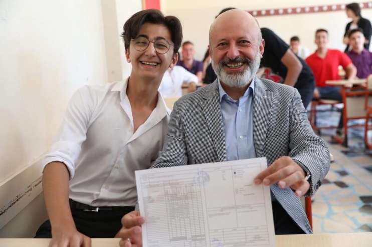 BAŞKAN ÇOLAKBAYRAKDAR, ÖĞRENCİLERİN KARNE SEVİNCİNE ORTAK OLDU