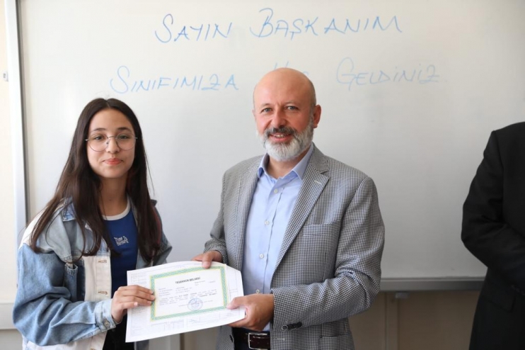 BAŞKAN ÇOLAKBAYRAKDAR, ÖĞRENCİLERİN KARNE SEVİNCİNE ORTAK OLDU