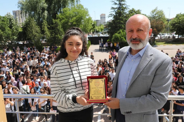 BAŞKAN ÇOLAKBAYRAKDAR, ÖĞRENCİLERİN KARNE SEVİNCİNE ORTAK OLDU