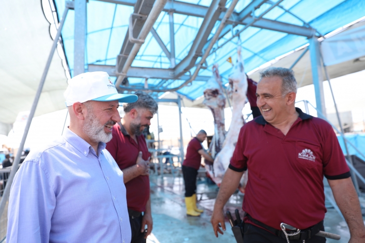 BAŞKAN ÇOLAKBAYRAKDAR, TÜRKİYE’YE ÖRNEK OLAN KURBAN YERİNDE VATANDAŞLARLA BAYRAMLAŞTI