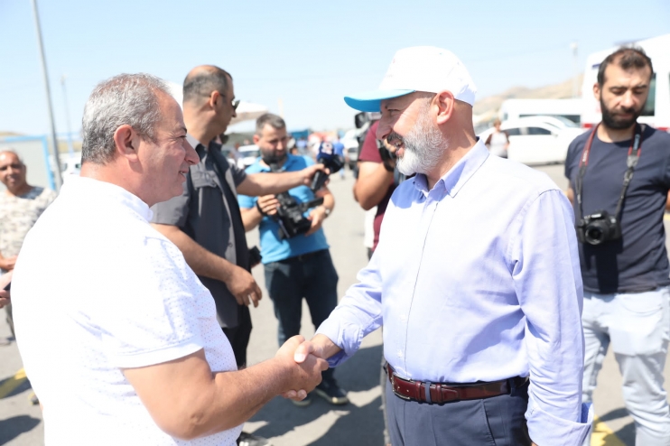 BAŞKAN ÇOLAKBAYRAKDAR, TÜRKİYE’YE ÖRNEK OLAN KURBAN YERİNDE VATANDAŞLARLA BAYRAMLAŞTI