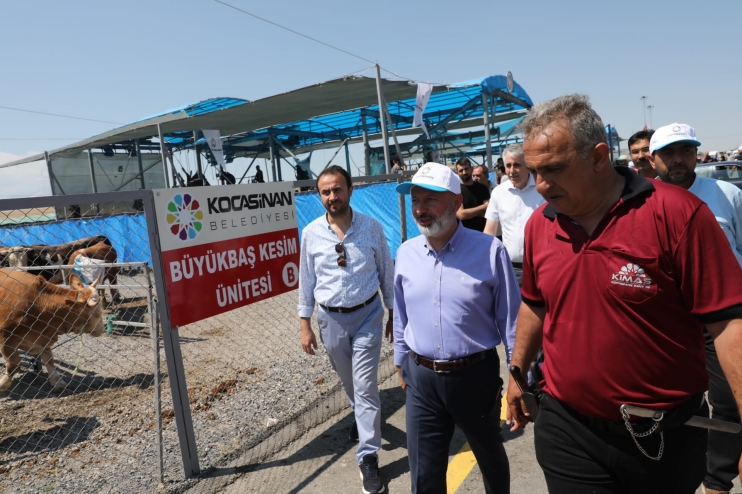 BAŞKAN ÇOLAKBAYRAKDAR, TÜRKİYE’YE ÖRNEK OLAN KURBAN YERİNDE VATANDAŞLARLA BAYRAMLAŞTI