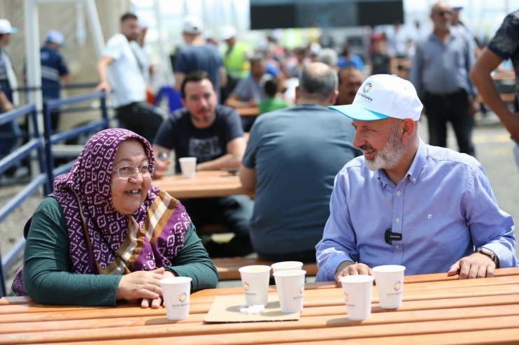 BAŞKAN ÇOLAKBAYRAKDAR, TÜRKİYE’YE ÖRNEK OLAN KURBAN YERİNDE VATANDAŞLARLA BAYRAMLAŞTI