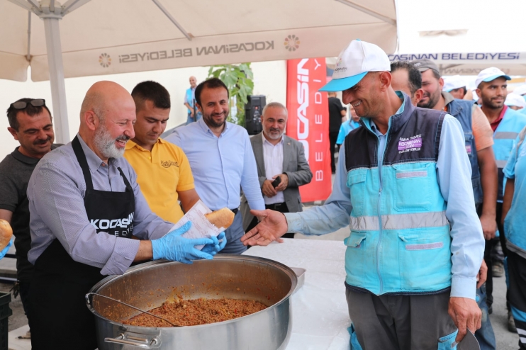 BAŞKAN ÇOLAKBAYRAKDAR, SAHA ÇALIŞANLARIYLA BAYRAMLAŞTI