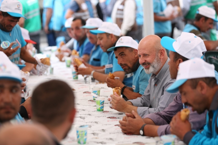 BAŞKAN ÇOLAKBAYRAKDAR, SAHA ÇALIŞANLARIYLA BAYRAMLAŞTI