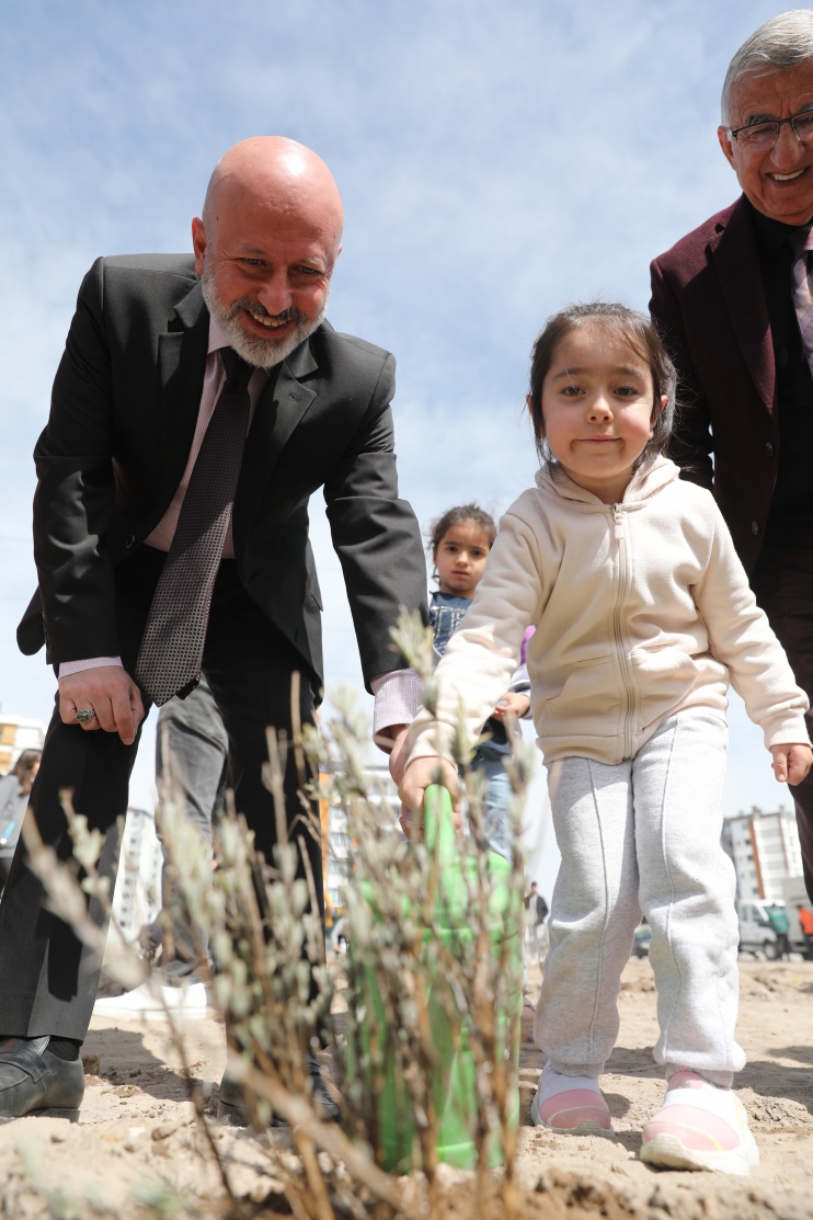 KAYSERİ’DE İLK OLAN ‘LAVANTA BAHÇESİ’ MEYVELERİNİ VERDİ