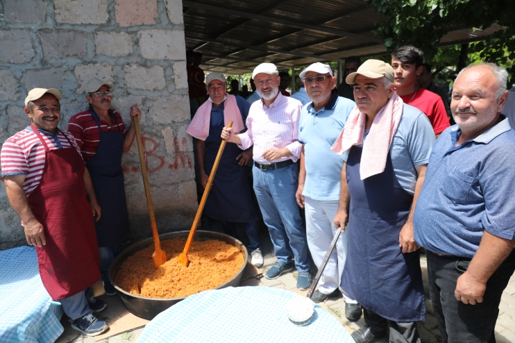 BAŞKAN ÇOLAKBAYRAKDAR’A, PİLAV ŞENLİĞİNDE VATANDAŞLARDAN YOĞUN İLGİ