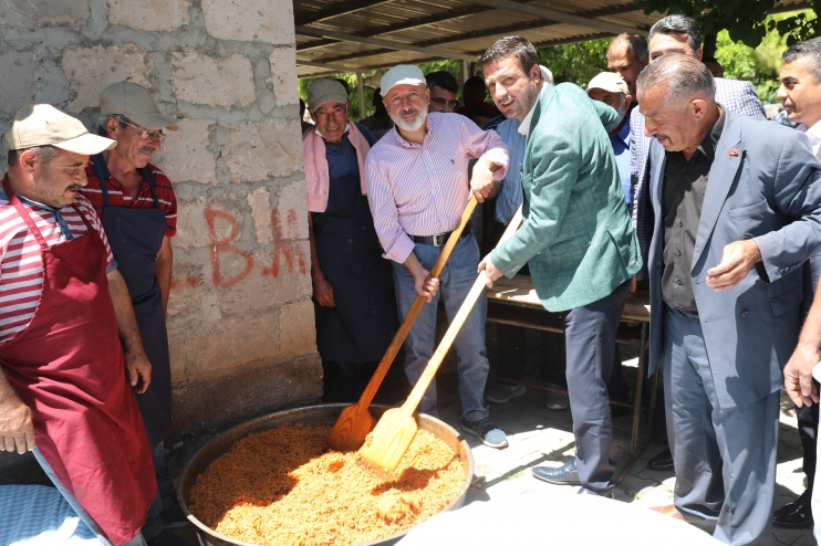 BAŞKAN ÇOLAKBAYRAKDAR’A, PİLAV ŞENLİĞİNDE VATANDAŞLARDAN YOĞUN İLGİ