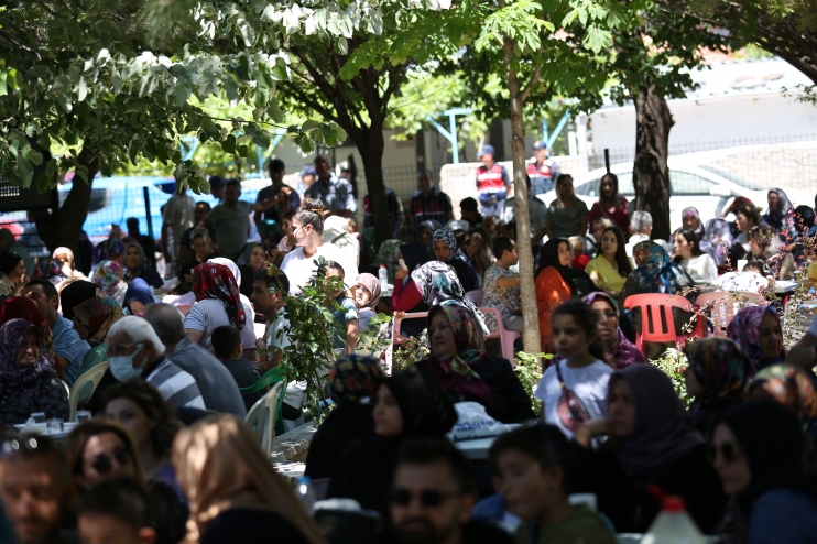 BAŞKAN ÇOLAKBAYRAKDAR’A, PİLAV ŞENLİĞİNDE VATANDAŞLARDAN YOĞUN İLGİ
