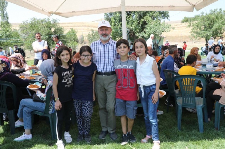 BAŞKAN ÇOLAKBAYRAKDARDAN ŞENLİK TADINDA BULUŞMA