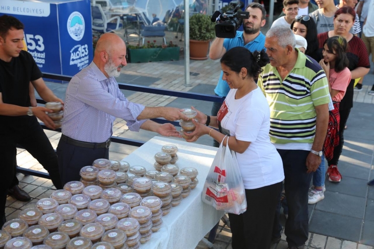 BAŞKAN ÇOLAKBAYRAKDAR, VATANDAŞLARA AŞURE DAĞITTI